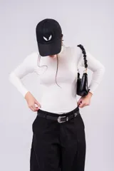 Body de mangas largas en color blanco, con cuello elevado y diseño ajustado al cuerpo.