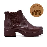 Bota corta de cuero color marrón con elástico lateral, taco cuadrado y plataforma.