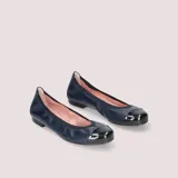 Ballerinas de cuero azul con puntera de charol negra.