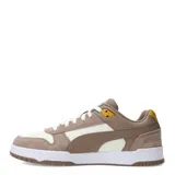 Championes Puma modelo Game Low SD, de estilo retro con bloques de color. Presentan una combinación de cuero sintético blanco y detalles en gamuza gris claro, con la icónica franja lateral de Puma en un tono gris azulado. Cuentan con plantilla SOFTFOAM+ para mayor amortiguación y suela de goma resistente.
