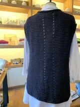 Chaleco tejido a mano en dos agujas con hilado 100% baby alpaca teñido artesanalmente, color magenta matizado. Diseño ligeramente oversize, de hombros anchos y cuello tipo bote, con puntos calados en frente y espalda y tajos a los lados en el bajo.