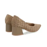 Zapato de tacón Usaflex modelo Isabella, de color marrón con textura efecto cocodrilo y acabado de ante, punta fina y tacón bloque ancho.