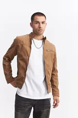 Campera de efecto gamuza con cierre frontal, cuello mao y bolsillos laterales con cierre. Presenta un diseño de corte regular con textura suave.