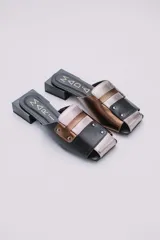 Mules de cuero negro, cobre y plateado, con taco bajo cuadrado.