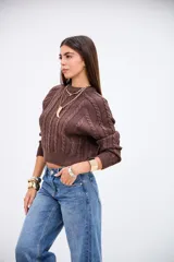 Sweater de punto color marrón chocolate, con diseño de trenzas verticales, cuello redondo y corte cropped.