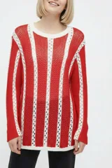 Sweater de algodón de punto con diseño a rayas verticales en color rojo y blanco, cuello redondo y mangas largas.