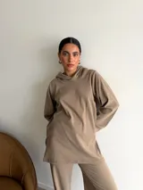 Canguro de tejido acanalado en color beige, con capucha y mangas largas, de corte holgado y largo hasta la cadera.