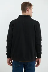 Cardigan de tejido de punto color verde militar, con cierre frontal de metal y cuello redondo. Presenta detalle de tejido plano en la cartera del cierre y en los bolsillos laterales.