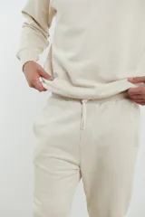Pantalón jogging de corte ajustado, con cintura elástica y puños elastizados en los tobillos. Presenta un diseño minimalista en color gris oscuro, ideal para un look urbano y deportivo.