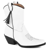 Bota de cuero negra con detalles en marrón, de estilo cowboy con puntera fina y bordados decorativos. Tiene un pequeño taco y un fleco decorativo en el lateral.