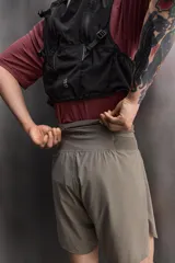 Short deportivo de trail running confeccionado en tejido técnico elástico con textura. Presenta una cintura elástica ancha con compartimentos integrados, bolsillo trasero con cierre y aberturas laterales en el bajo.