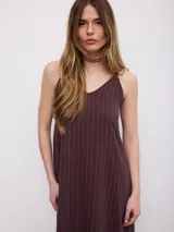Vestido largo celeste con sutiles rayas verticales, de corte recto y holgado, con tirantes finos y escote en V.