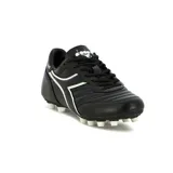 Championes de fútbol Diadora Goal Futbol MD M, color negro con detalles en blanco y suela con tapones blancos.