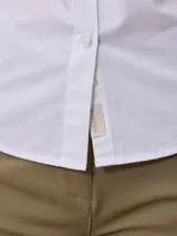 Camisa celeste a rayas verticales blancas, de manga 3/4 con puños arremangados y cuello clásico.