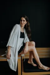 Camisón corto gris con puntilla blanca en escote y ruedo, de breteles finos.