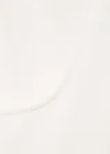 Vestido corto entallado de color blanco, con cuello cuadrado y tirantes anchos. Presenta un diseño minimalista con pinzas que definen la silueta.