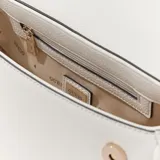 Cartera tipo bandolera Guess modelo Danya, color blanco, con diseño compacto y estructura redondeada. Presenta solapa frontal con logo triangular metálico y correa ajustable extraíble.