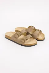 Sandalia de hombre color beige con dos tiras anchas, hebillas metálicas regulables, base estilo corcho y suela oscura con plataforma plana.