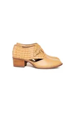 Zapato de cuero color camel con diseño de texturas combinadas, presentando un acabado liso en la puntera y una textura tipo reptil en la parte posterior. Cuenta con un corte lateral, cierre con hebilla dorada y tacón cuadrado de altura media.
