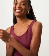 Musculosa básica de poliamida con escote en U y breteles anchos. Presenta un diseño liso, ajustado al cuerpo, confeccionado en una tela ligera, suave y de secado rápido.