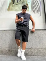 Bermuda negra de vestir, corte ancho y largo a la rodilla.