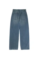 Jean de corte baggy con silueta holgada y relajada, confeccionado en denim de algodón con lavado azul clásico. Presenta diseño de cinco bolsillos, cintura con trabillas y cierre frontal con botón y cremallera.