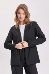Blazer clásico de corte recto y diseño minimalista, con solapas tradicionales y mangas largas. Presenta un estilo versátil y estructurado, ideal para diversas ocasiones.