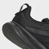 Championes de running Adidas Runblaze, completamente negros, con exterior de malla sintética y tela, mediasuela Cloudfoam y suela Adiwear. Presentan las tres franjas características de Adidas en los laterales.