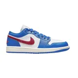 Championes Nike Air Jordan 1 Low con diseño de paneles en cuero blanco y azul, destacando el swoosh lateral en color rojo. Presenta el logo Jordan Wings bordado en el talón y suela de goma en color azul.