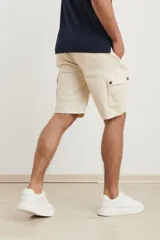 Bermuda de gabardina verde militar, con bolsillos cargo laterales y corte a la rodilla.