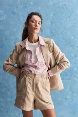 Short de tiro alto color marrón, con silueta relajada, bolsillos delanteros aplicados de gran tamaño, bolsillos traseros y cintura con presillas.