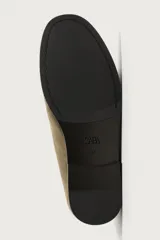 Mocasín de vestir para hombre, confeccionado en piel con acabado serraje de color tostado, con detalle de borlas en el empeine y suela de ligero tacón.