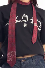 Corbata de poliéster color borgoña con estampado geométrico y logo de la marca serigrafiado en blanco.