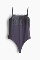 Body colaless de punto elástico con breteles finos y detalle de encaje floral en la parte superior del busto. Cuenta con cierre de botones a presión en la entrepierna.