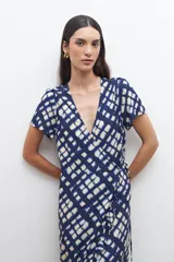 Vestido midi cruzado con estampado a cuadros en azul marino y blanco, con mangas cortas y escote en V.