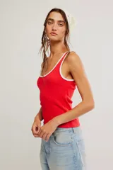 Musculosa de punto acanalado blanca con ribetes azules en contraste en el escote y sisas, de calce ajustado y largo corto.