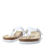 Sandalias tipo ojota Birkenstock modelo Gizeh, con capellada de material sintético blanco, hebilla metálica ajustable y plantilla anatómica de corcho y látex.