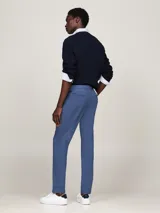 Pantalón chino azul de pierna recta confeccionado en satén de algodón ligeramente elástico.