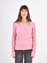 Remera de manga larga con cuello redondo, confeccionada en tejido de punto acanalado de color gris.