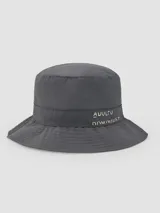 Gorro tipo bucket gris con banda decorativa y texto bordado.