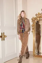 Pantalón sastrero de tiro alto, color blanco, confeccionado en cupro y viscosa. Presenta pinzas delanteras, bolsillos y ajuste elástico en el tobillo.