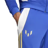 Pantalón deportivo Adidas color azul con detalles en blanco y dorado, parte de la colección Messi. Confeccionado en tejido transpirable AEROREADY y con bolsillos con cremallera.