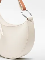 Bolso de hombro Adolfo Dominguez modelo Luna, con diseño de media luna y textura granulada. Cuenta con un compartimento principal con cierre de cremallera y asa corta regulable con detalle metálico.