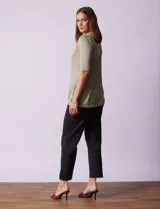 Remera marrón de tejido bordado, marca French Loundry. Tiene escote redondo y mangas tres cuartos.