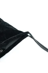 Cartera de mano negra con flecos largos colgantes y correa delgada.