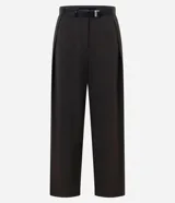 Pantalón de sastre de mujer color negro, de corte recto y pierna ancha, con pliegues delanteros y cierre frontal. Incluye un cinturón fino de cuero sintético negro con hebilla metálica rectangular.