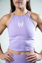 Musculosa deportiva de cuello alto y espalda estilo nadador, confeccionada en lycra de doble tela. Presenta un diseño liso en color lila con el logo de la marca estampado en blanco en el centro del pecho.