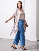 Kimono tejido con estampado de rayas azules y blancas, mangas amplias estilo japonés y terminación de ruedo con borlas azules.