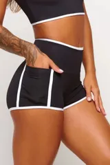 Short deportivo rojo con cintura alta y ribete blanco.