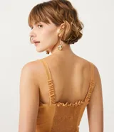 Blusa musculosa corta color ocre, con escote cuadrado, tirantes anchos elásticos, pliegues delanteros y lastex en la espalda.